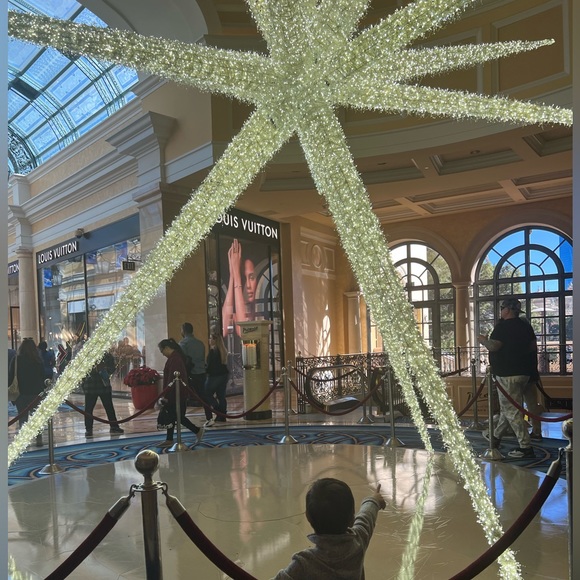 π¨βπ©βπ§βπ¦β€οΈπ«ΆβοΈπΆππ» - Picture 1 of 1